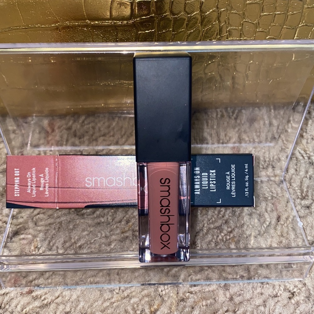 Smashbox Always On Liquid "𝓢𝓣𝓔𝓟𝓟𝓘𝓝𝓖 𝓞𝓤𝓣" - Picture 3 of 4